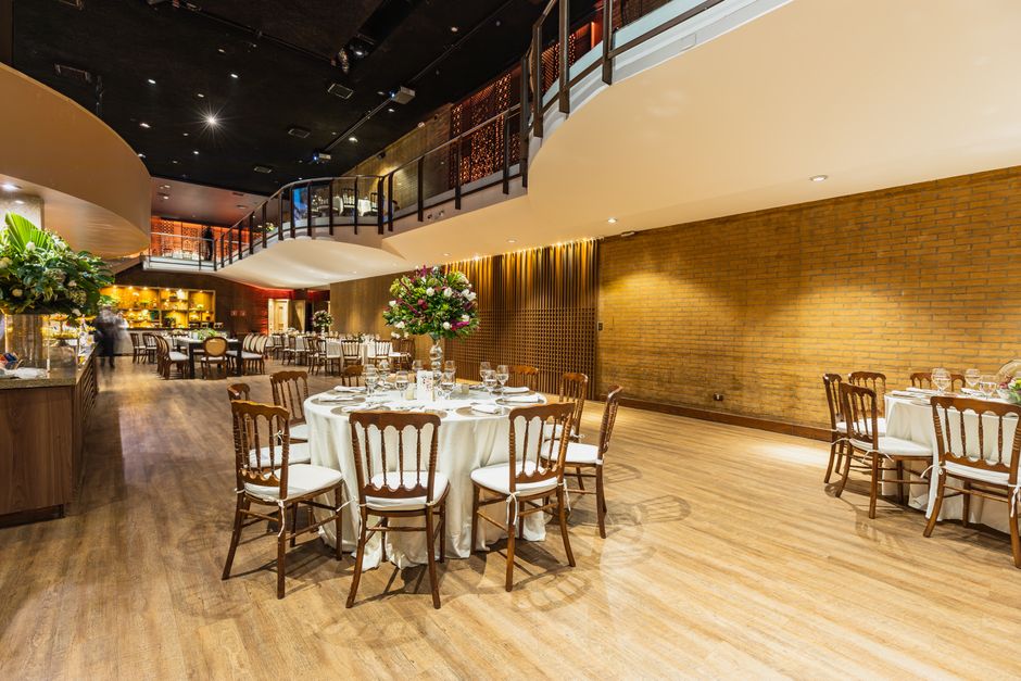 Área de recepção interna luxuosa decorada de forma elegante para um casamento.